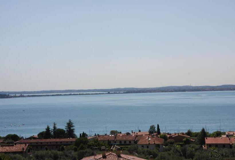 اتاق استاندارد چهار تخته, La Pergola