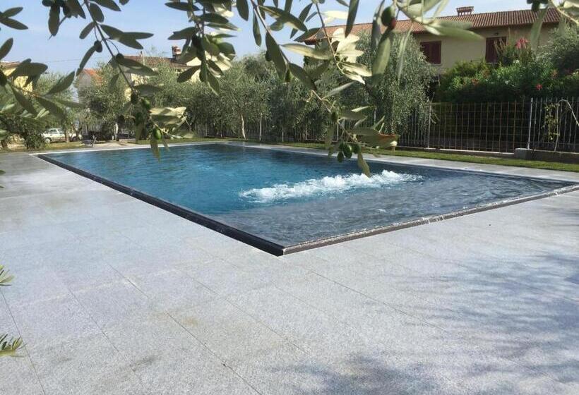 اتاق خانوادگی, La Pergola