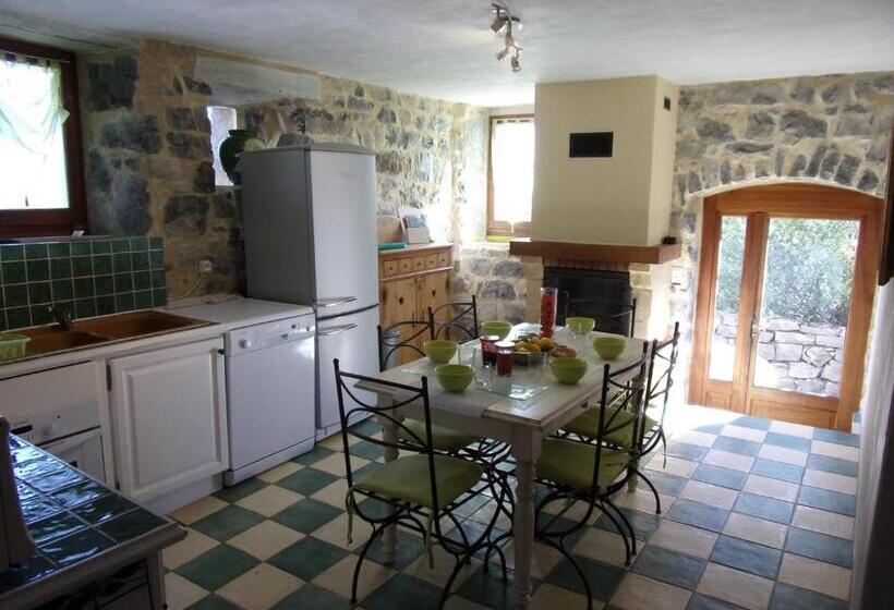 خانه 4 خوابه, Gîte L Escoussou Au Calme, 6p, 4ch, 130m2, Charme Et Nature, Piscine Chauffée, Sud Ardèche