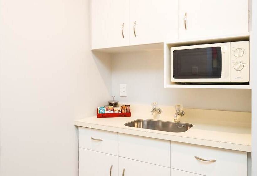 استودیوی استاندارد, Avenue Motel Palmerston North