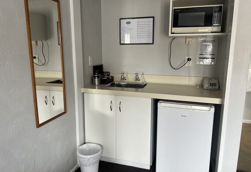 스탠다드 스튜디오, Avenue Motel Palmerston North