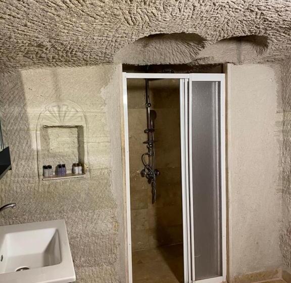 Семейный Номер, Seven Rock Cave