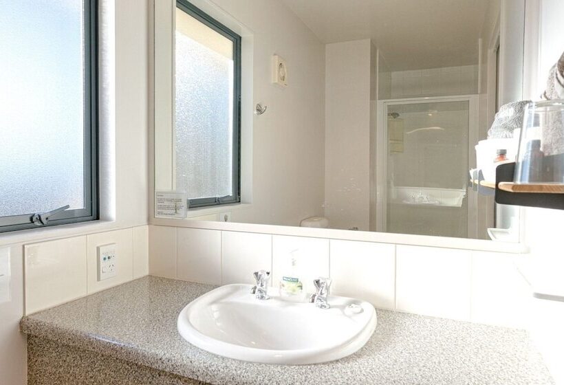 스탠다드 스튜디오, Bella Vista Motel Westport