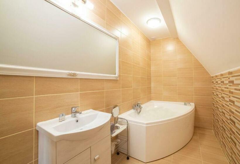 استودیوی لوکس, Kis Helikon Villa