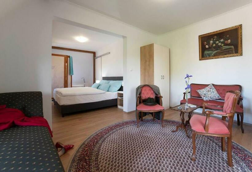 استودیوی لوکس, Kis Helikon Villa