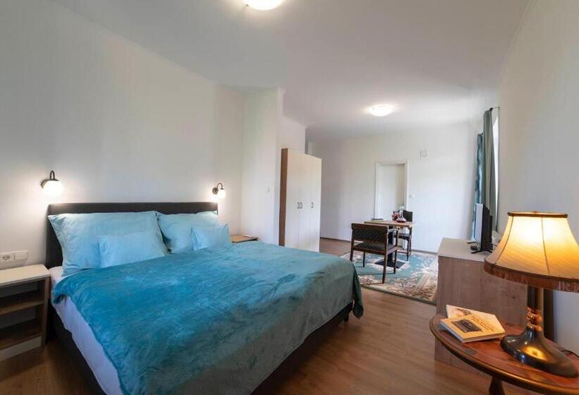 استودیوی لوکس, Kis Helikon Villa