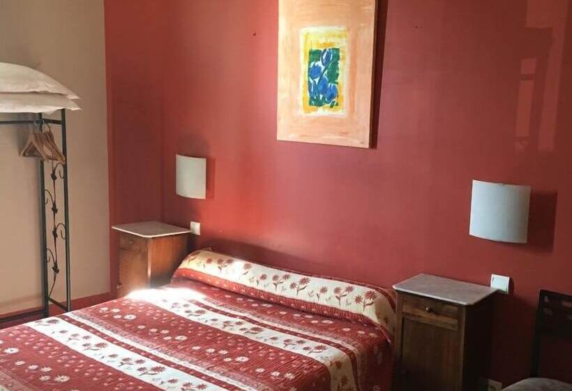Номер Стандарт Трехместный, Logis Hotel Le Clos Des Oliviers