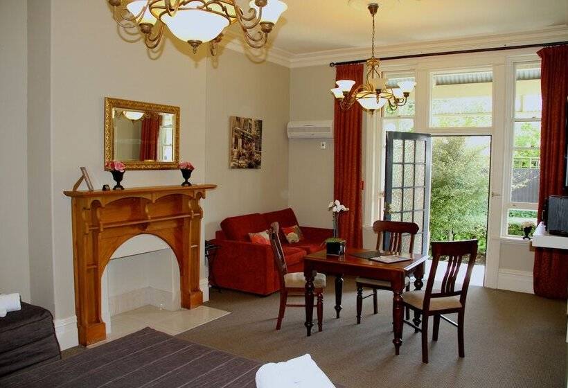 استودیو خانوادگی, Merivale Manor