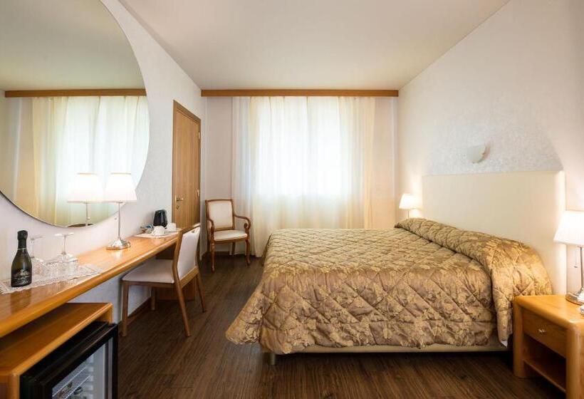 اتاق استاندارد با تراس, Aquila D Oro Desenzano