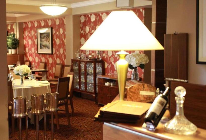 اتاق اجرایی با تخت بزرگ, Vaughan Lodge