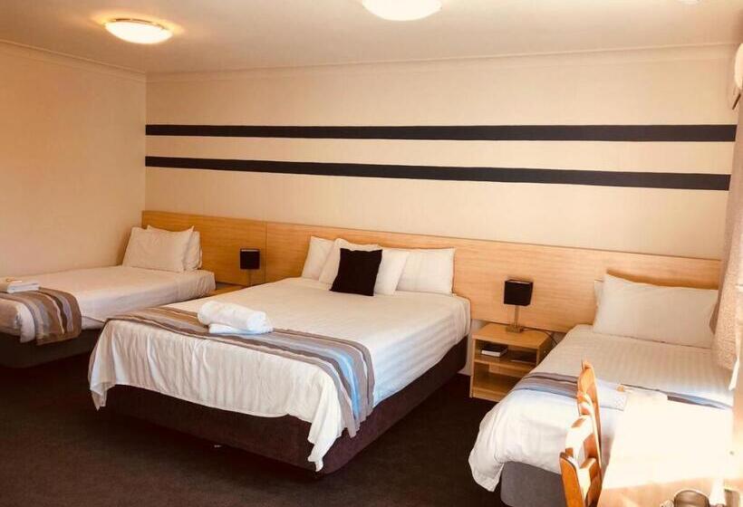 Семейный Номер, Red Cedar Motel
