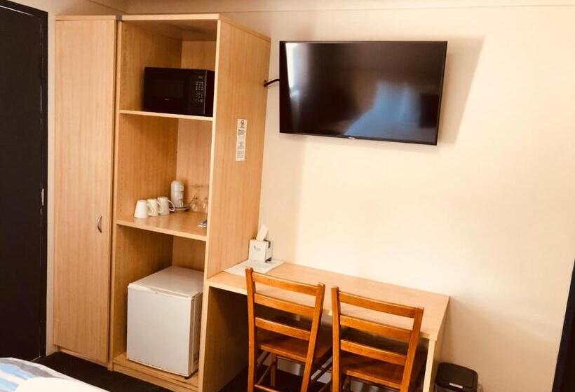Трехместный Номер Базовый, Red Cedar Motel