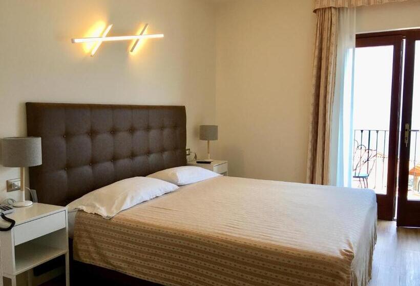 اتاق لوکس با چشم‌انداز دریاچه, Villa Belvedere