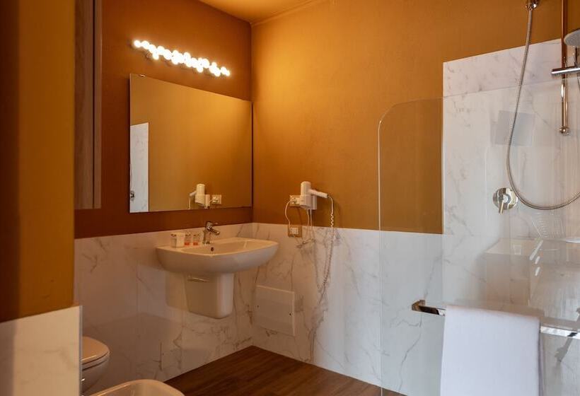 اتاق لوکس با چشم‌انداز دریاچه, Villa Belvedere