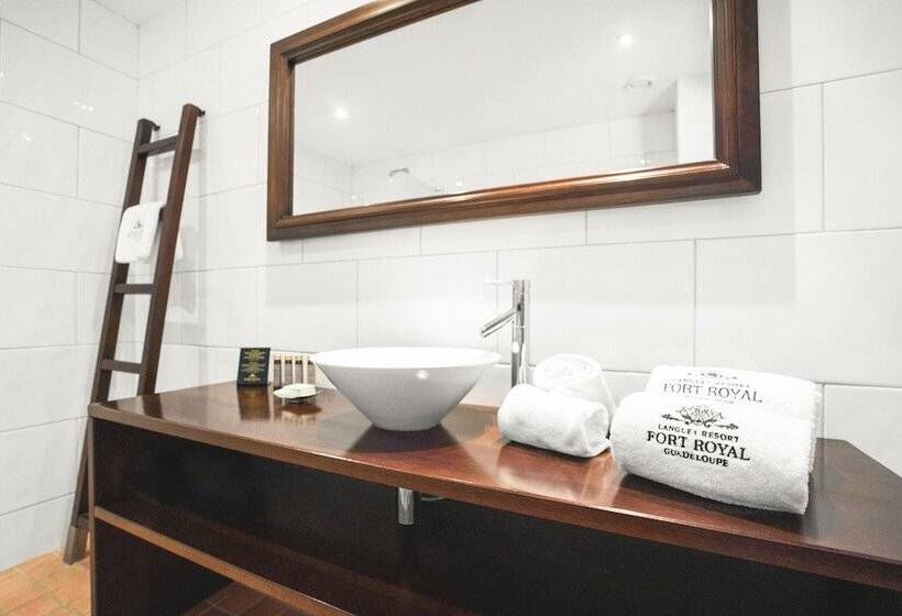 اتاق استاندارد با بالکن و چشم‌انداز دریا, Langley Resort Fort Royal