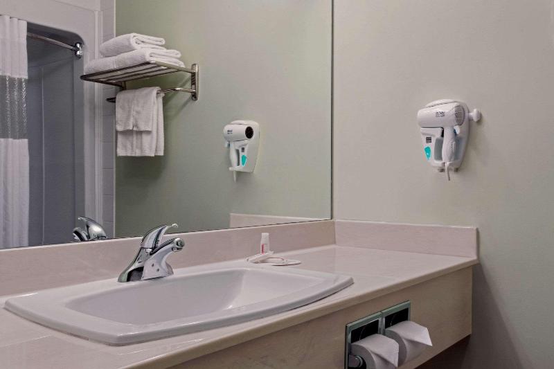 스위트 킹사이즈 침대, Quality Inn & Suites