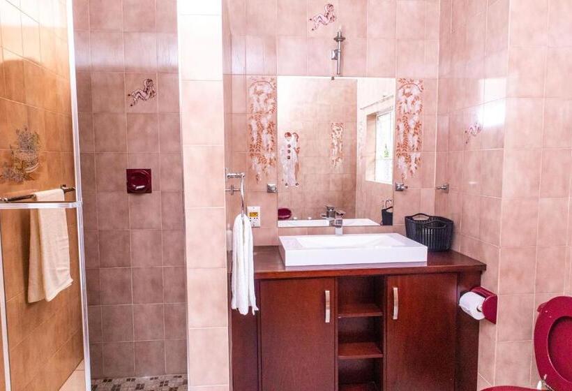 스위트, Chic Guest House & Solar System Free From Load Shedding