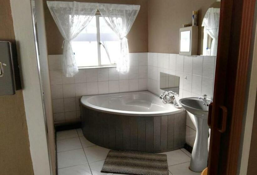 Семейный Номер, Ay Jay S Guesthouse