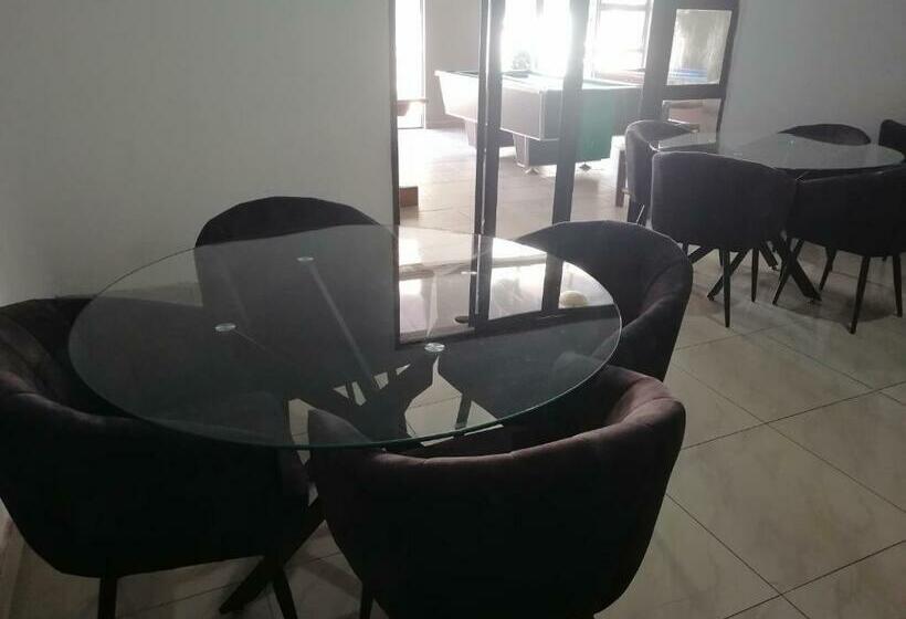 اتاق خانوادگی, Franchise Benoni Guest House