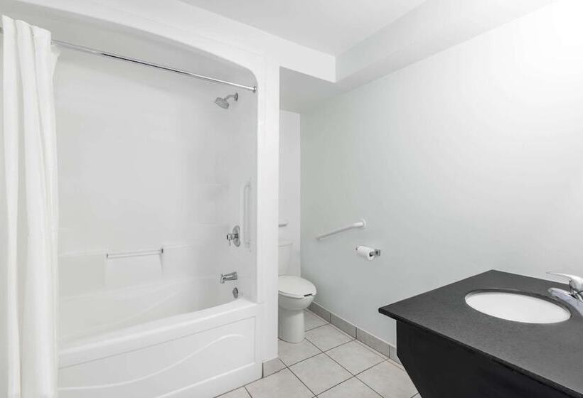 带2个双人床的标准工作室, Knights Inn Arnprior