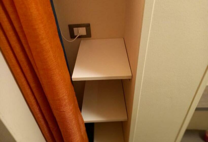 اتاق عادی یک تخته, Room In Historical City Centre With Private Bathroom