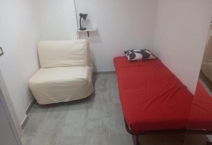 اتاق عادی یک تخته, Room In Historical City Centre With Private Bathroom