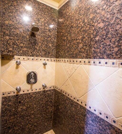 Полулюкс, Beachwalker Inn & Suites