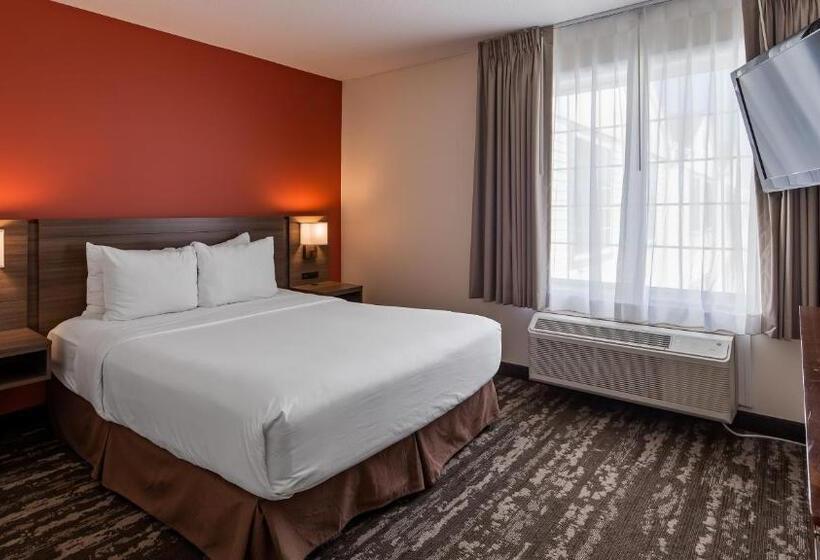 Номер Стандарт Вид на Озеро, Charlevoix Inn & Suites Surestay Collection By Best Western