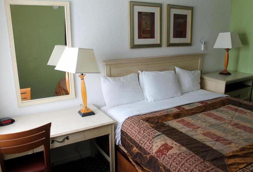 מיטת קינג בסוויטה, Fireside Inn By The Beach Boardwalk & Bowling