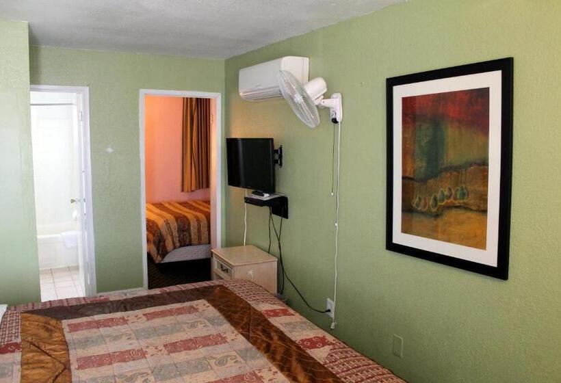 מיטת קינג בסוויטה, Fireside Inn By The Beach Boardwalk & Bowling