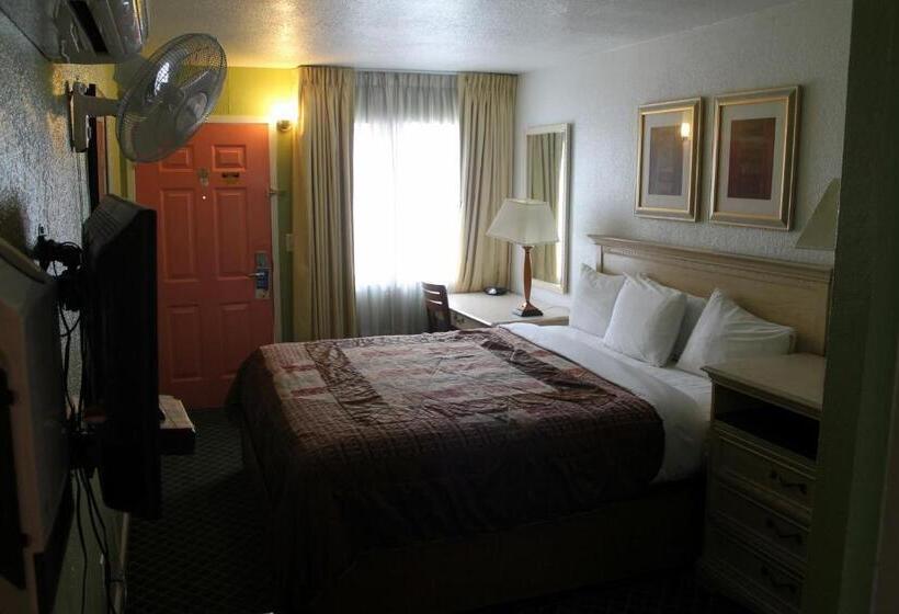 מיטת קינג בסוויטה, Fireside Inn By The Beach Boardwalk & Bowling