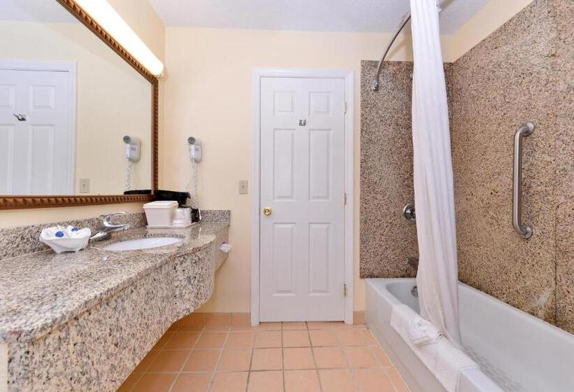Номер Стандарт 2 Двуспальные Кровати, Tower Inn And Suites Of Guilford / Madison