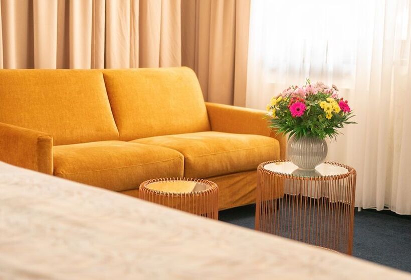 اتاق لوکس با بالکن, Savoy