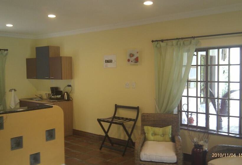 Номер Superior Вид на Бассейн, Orange Ville Lodge & Guesthouse