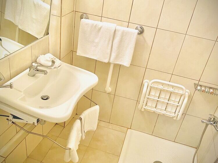 اتاق استاندارد برای معلولان, Glarentza