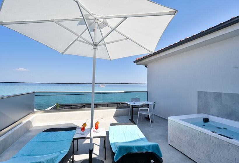 سوییت جونیور با چشم‌انداز دریا, Emily S Luxury Suites