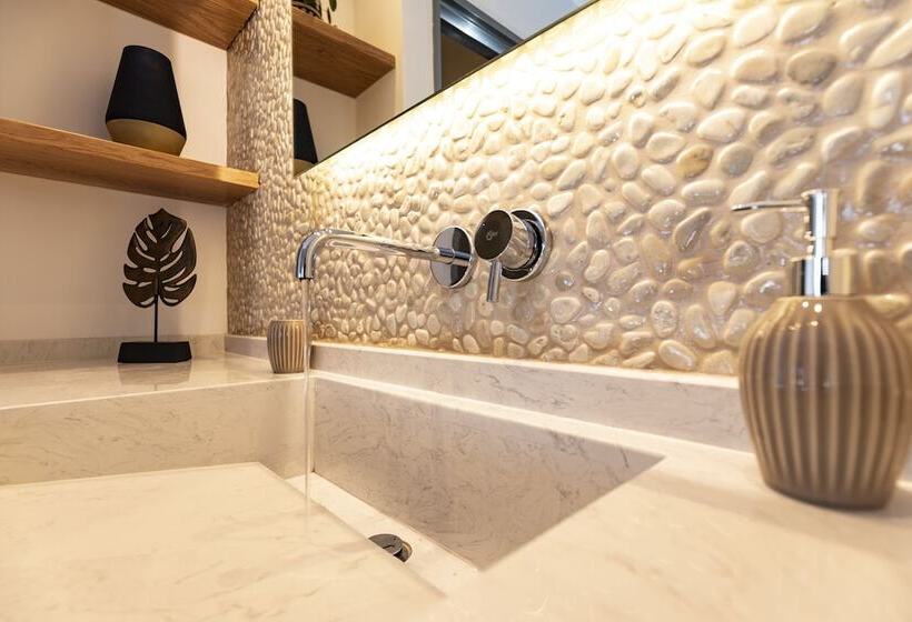 استودیوی سوپریور, Louis Studios Santorini