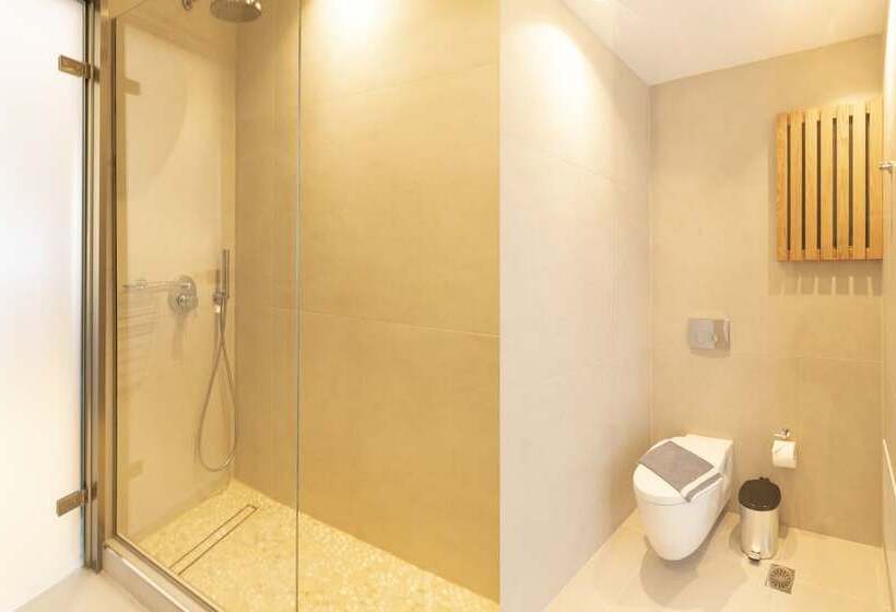 استودیوی سوپریور, Louis Studios Santorini