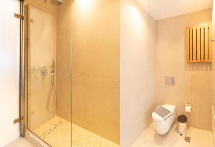 استودیوی سوپریور, Louis Studios Santorini