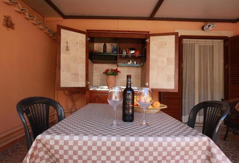 اتاق استاندارد سه نفره, Sikania Suite
