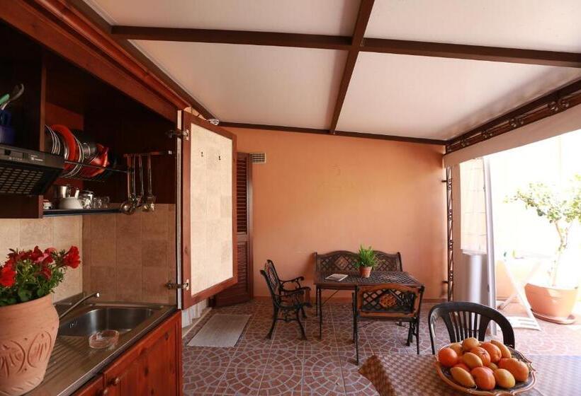 اتاق استاندارد سه نفره, Sikania Suite