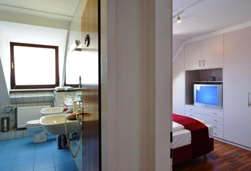 带1个卧室的顶楼公寓, Am Spichernplatz