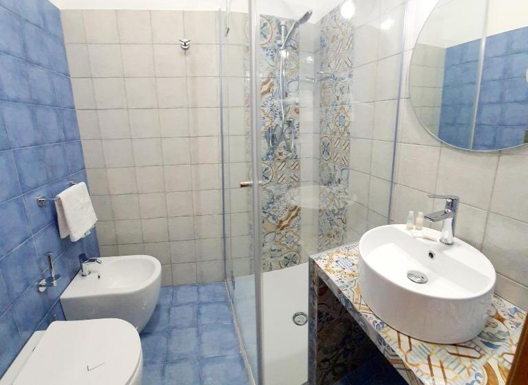 اتاق با خدمات پایه با منظره ی مشرف به دریا [قابل مشاهده ازبالکن], Cala Marina