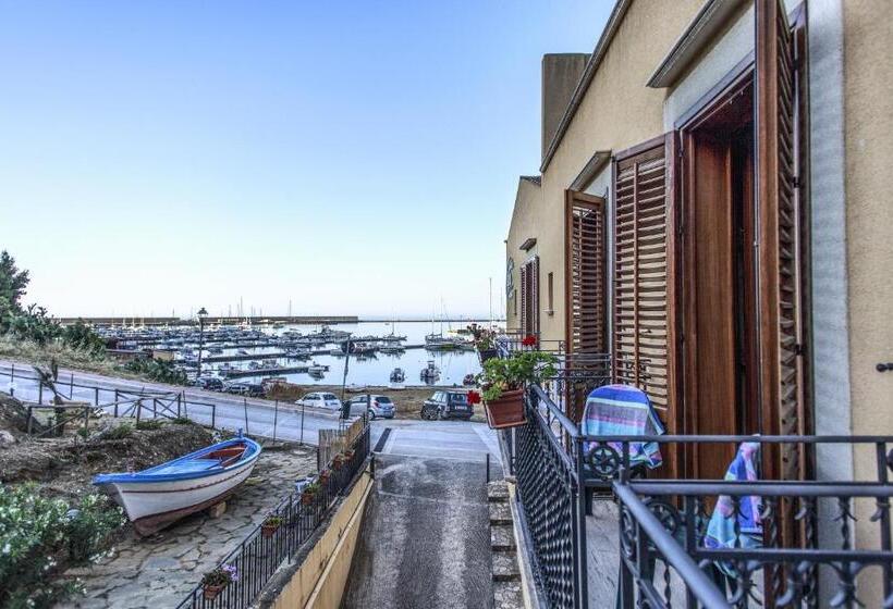 اتاق با خدمات پایه با منظره ی مشرف به دریا [قابل مشاهده ازبالکن], Cala Marina