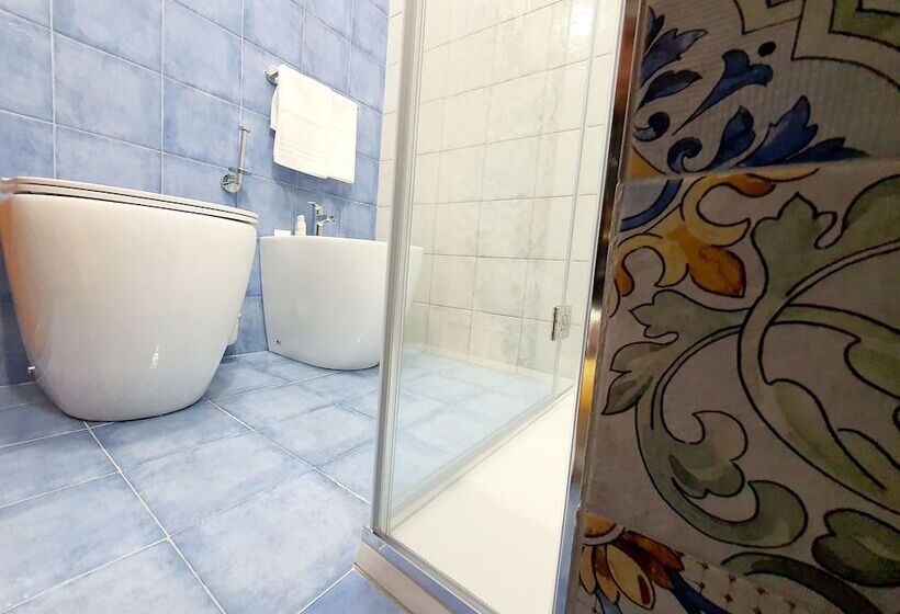 اتاق با خدمات پایه با منظره ی مشرف به دریا [قابل مشاهده ازبالکن], Cala Marina