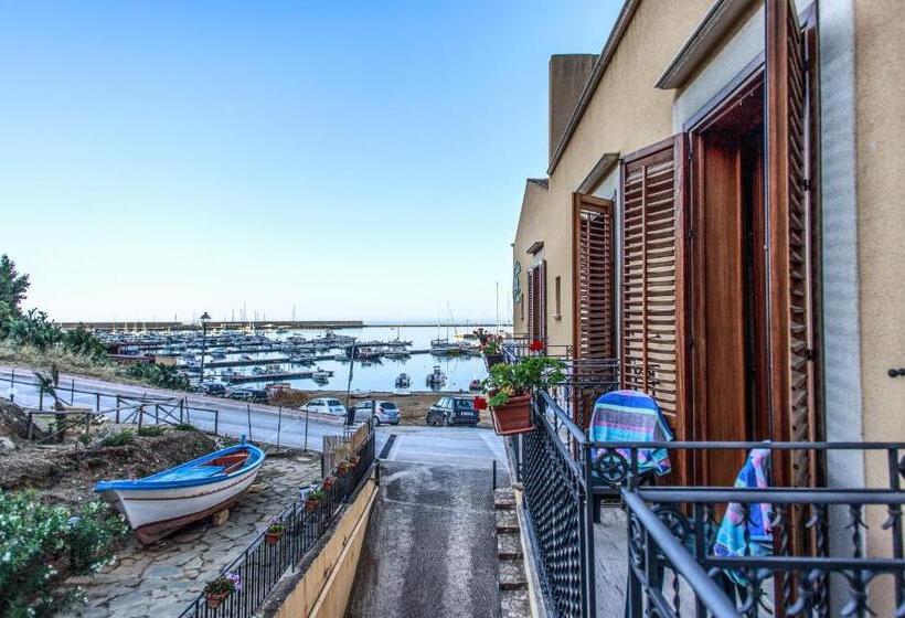 اتاق با خدمات پایه با منظره ی مشرف به دریا [قابل مشاهده ازبالکن], Cala Marina
