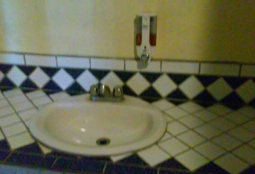 تختخواب در اتاق مشترک, Lunas Hostel