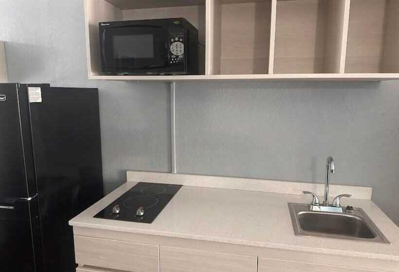 חדר סטנדרט שתי מיטות זוגיות, Suburban Studios By Choice Hotels   Award Winning   New 2024   Walk To Eateries & Grocery   Ultra Sp