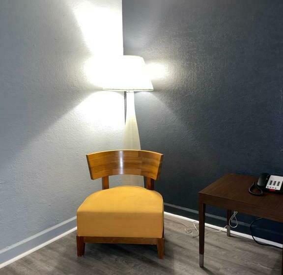 חדר סטנדרט עם מיטת קינג, Suburban Studios By Choice Hotels   Award Winning   New 2024   Walk To Eateries & Grocery   Ultra Sp