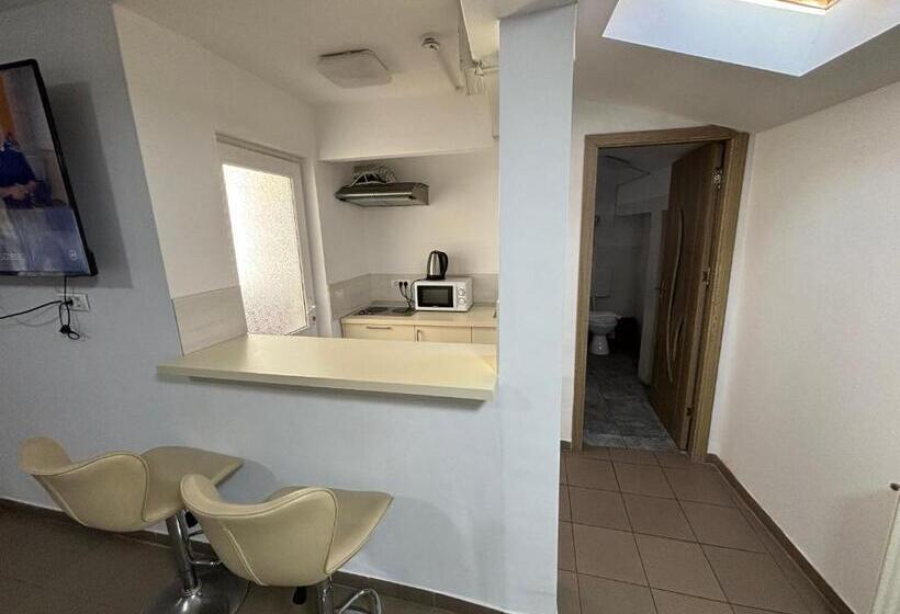 سوییت لوکس, Piata Uniri Cozy Inn
